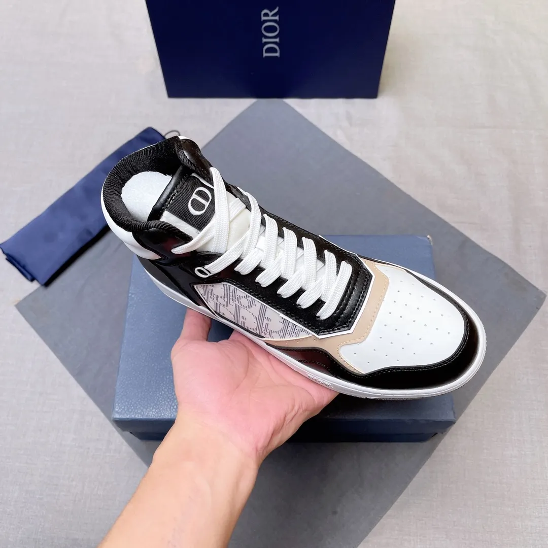 p440 "Dio*" mid-top B27 casual sneakers. This B27 high-top sneaker is a new product in the series and continues Di*r's classic style. Crafted from gray and white smooth calf leather with beige and black Oblique print panels on the sides. The "CD Icon" shaped shoelace eyelets are clever and delicate, and the two-color rubber sole, rear collar and heel are all equipped with the brand's iconic details to enhance the style. Oblique printed straps at the ankle allow for an adjustable fit to complement the overall design. Fashionable and versatile, it can complement any look. Create an exquisite design with unique dynamic vitality and modern atmosphere, presented in low-top and high-top styles. This new must-have shoe adds a new dimension to Dior's archive heritage, embodying modern elegance. Purchase the original version and make it 1:1. If you need top quality, please come to me! Male 38-44! No. 067